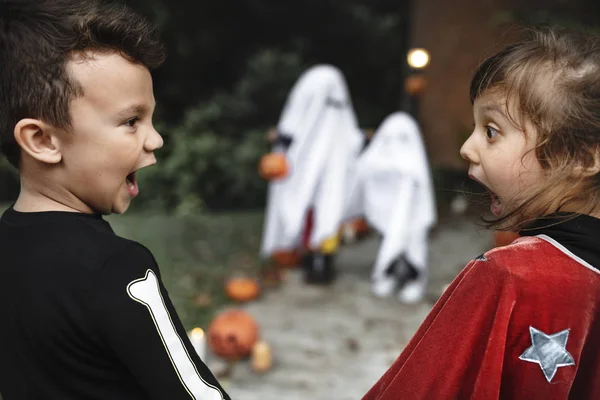 Verängstigte Kleine Kinder Halloween — Stockfoto