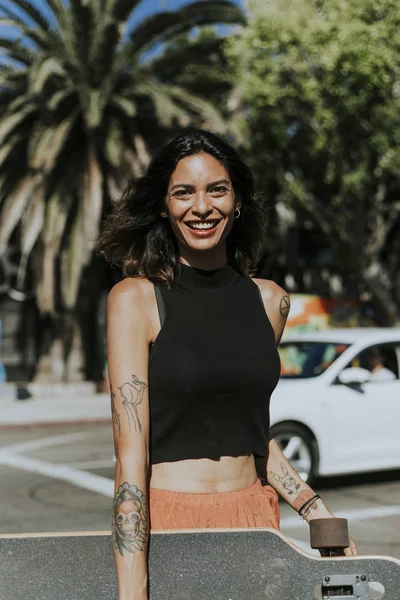 Leuke Vrouw Met Een Longboard — Stockfoto