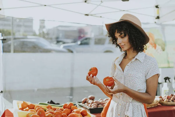 Frau Kauft Tomaten Auf Bauernmarkt — Stockfoto