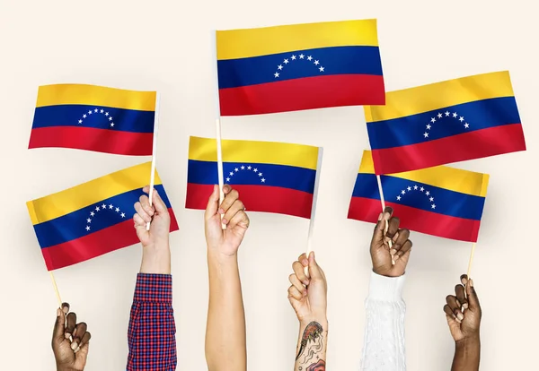 ベネズエラの旗を振る手 — ストック写真