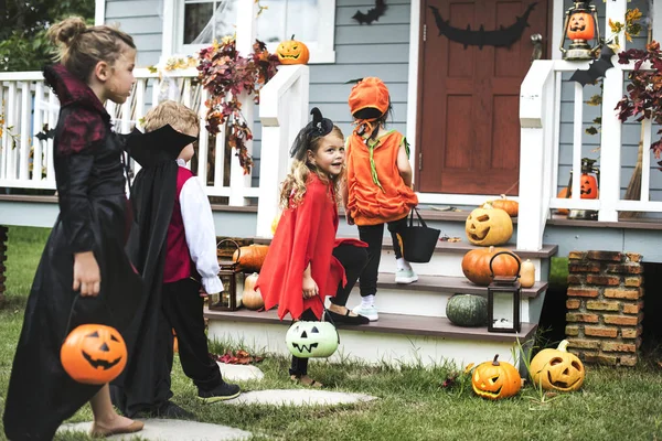 Kleine Kinder Tricksen Oder Behandeln — Stockfoto