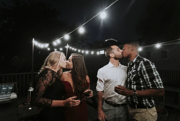 Casais Lgbt Beijando Uma Festa — Fotografia de Stock