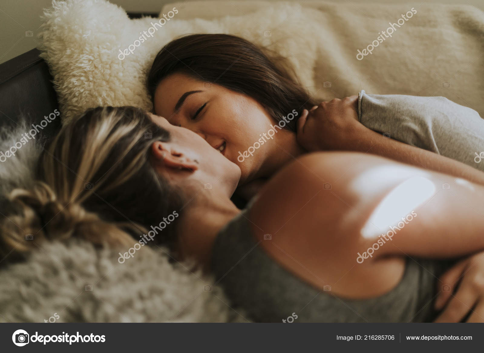 Lésbicas se beijando na cama