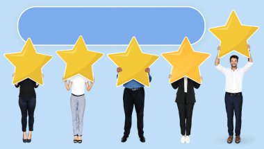 Çeşitli iş adamları altın yıldızlı rating sembolünü gösterirken