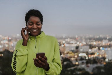 Kadın bir telefondan müzik
