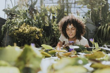 Güzel kadın bir lotus gölet tarafından