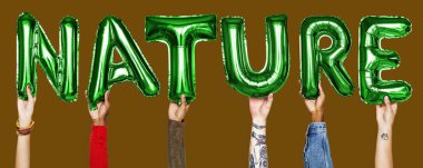 Balonlar kelime gösteren eller