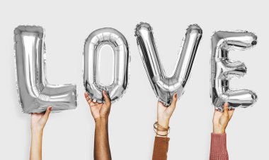 Aşk balonlar kelime gösteren eller