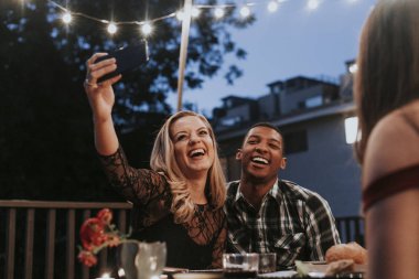 Bir selfie bir akşam yemeği partisine alarak arkadaşlar