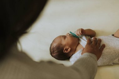 Annesi sonra uyuyan bir bebek arıyorum