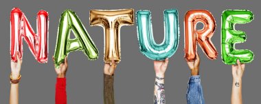 Balonlar kelime gösteren eller