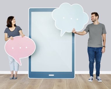 Konuşma balonu simgeler tutan insanlar