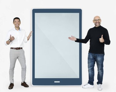 Neşeli erkekler bir tablet ekran gösterilen