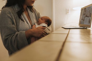 Bir bilgisayar kullanmanız ve onun bebek tutan anne