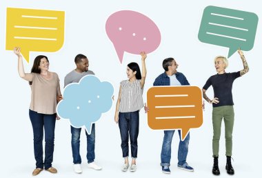 Bir grup insan konuşma balonları holding