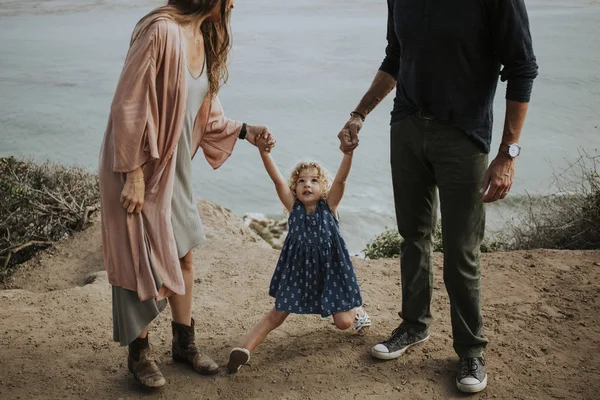 Uma Família Divertindo Praia — Fotografia de Stock