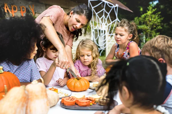 Young Kids Carving Halloween Jack Lanterns — Stock Photo, Image