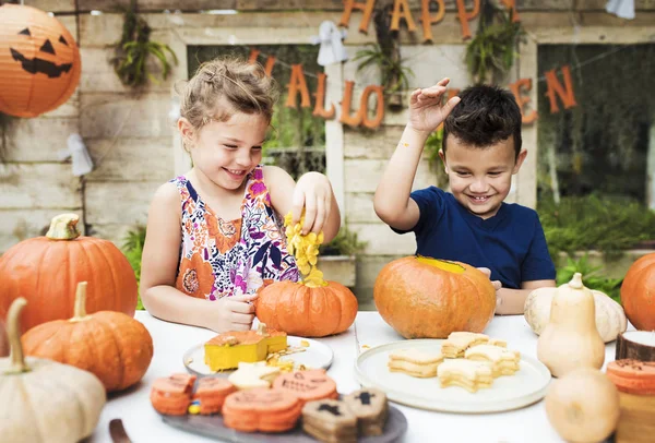 Young Kids Carving Halloween Jack Lanterns — стоковое фото