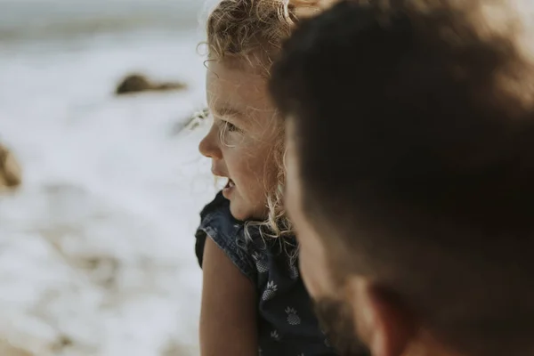 Padre Hija Una Playa — Foto de Stock