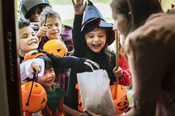 Küçük Çocuklar Hüner Tedavi Halloween — Stok fotoğraf