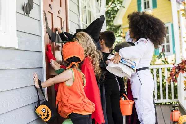 Pequenas Crianças Enganam Tratam Halloween — Fotografia de Stock