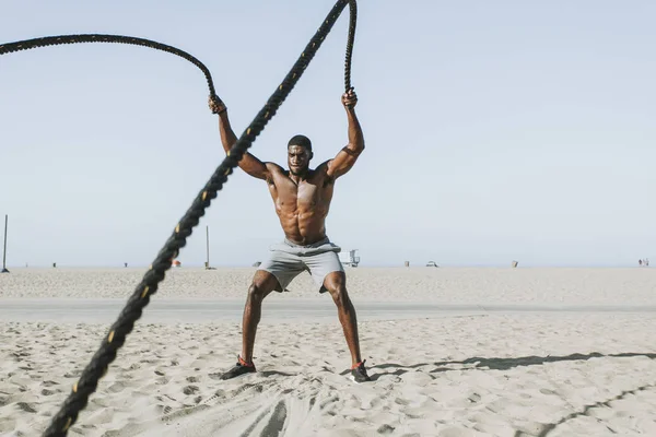 Fit Homem Trabalhando Com Cordas Batalha — Fotografia de Stock