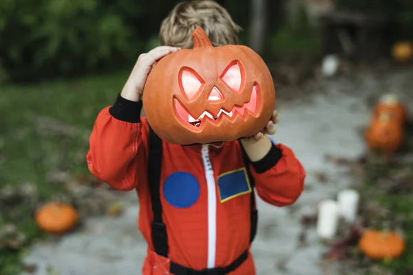 Criança Com Abóbora Halloween — Fotografia de Stock