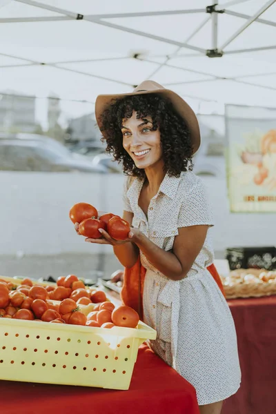 Frau Kauft Tomaten Auf Bauernmarkt — Stockfoto