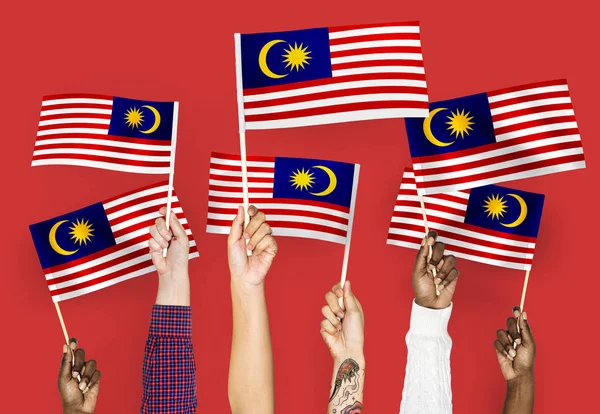Händer Vifta Med Flaggor Malaysia — Stockfoto