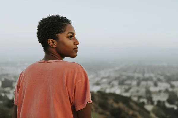 Mulher Olhando Para Cidade — Fotografia de Stock