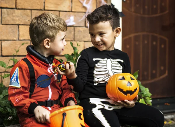 Little Children Trick Treating Halloween — Stock Photo, Image