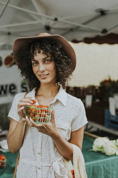 Schöne Frau Kauft Tomaten Auf Einem Bauernmarkt — Stockfoto