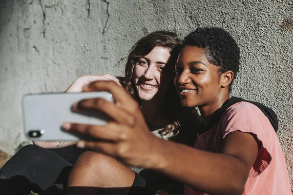 Diverse Venner Som Tar Selfie – stockfoto