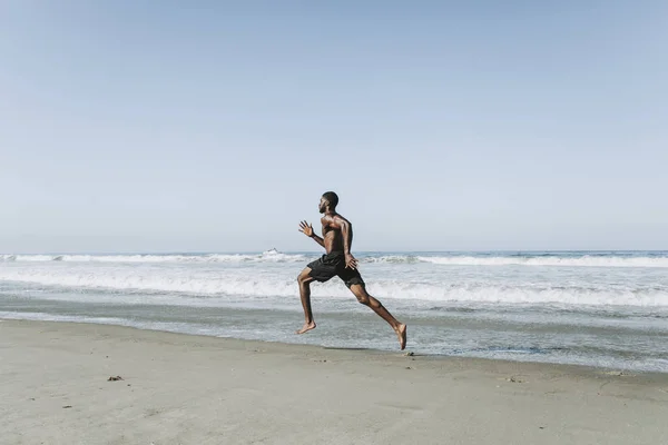 Fit Homem Correndo Praia — Fotografia de Stock