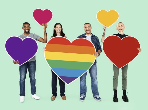 Grupo Pessoas Segurando Corações Coloridos — Fotografia de Stock