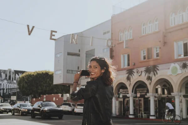 Mujer Alegre Tomando Una Foto Venice Beach — Foto de Stock