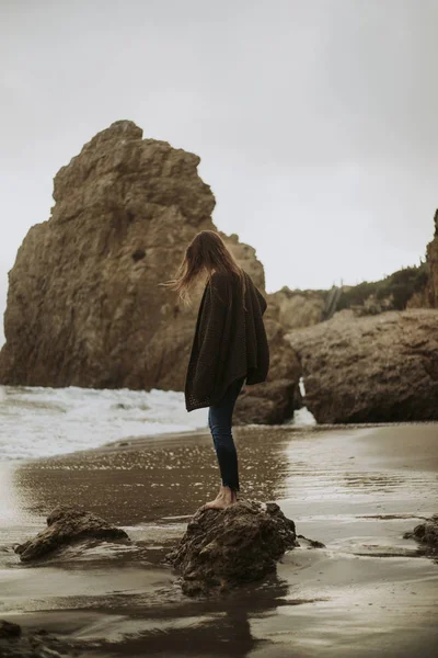 Woman Walking Barefoot Beach — Stock Photo, Image