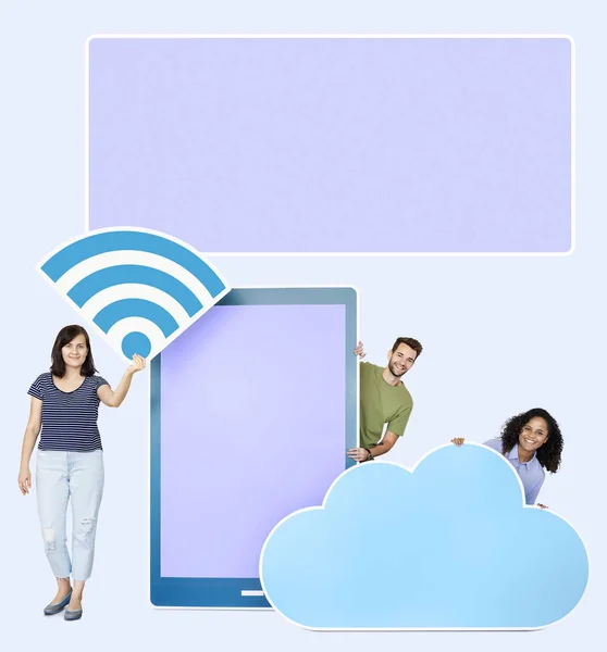 Gente Sosteniendo Recortes Cartón Wifi Móviles Nube —  Fotos de Stock