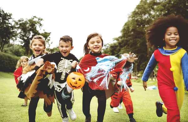 Małe Dzieci Halloween Party — Zdjęcie stockowe