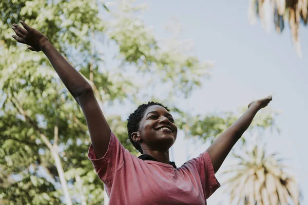 Mulher Feliz Sentindo Livre Parque — Fotografia de Stock