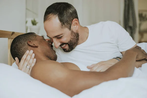 Gay Paar Maken Bed — Stockfoto