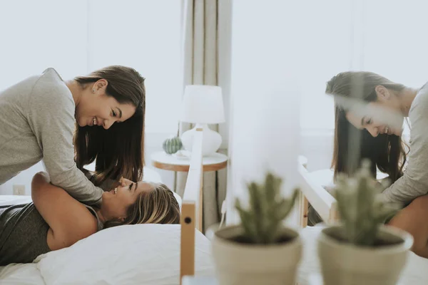 Lésbicas Casal Divertindo Cama — Fotografia de Stock