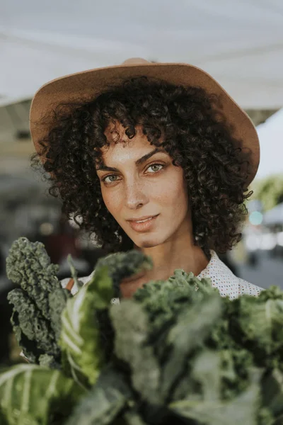 Schöne Frau Kauft Grünkohl Auf Einem Bauernmarkt — Stockfoto