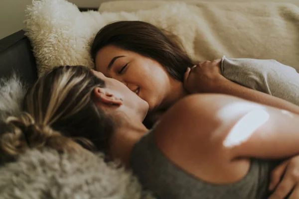 Lesbisches Paar Zusammen Bett — Stockfoto