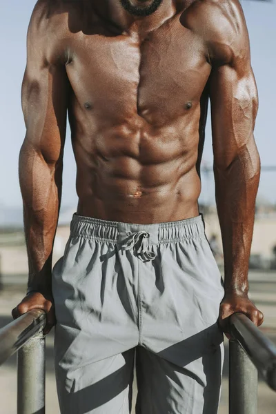 Homem Fazendo Flexões Bares — Fotografia de Stock