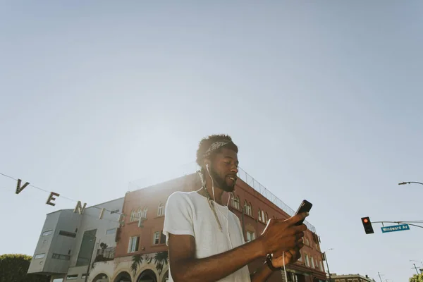 Joven Disfrutando Música Mientras Camina Por Las Calles —  Fotos de Stock