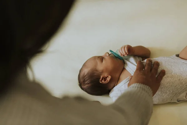 Mamma Tittar Efter Sovande Baby — Stockfoto