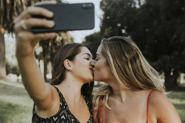 Lesbisch Paar Het Nemen Van Een Selfie — Stockfoto