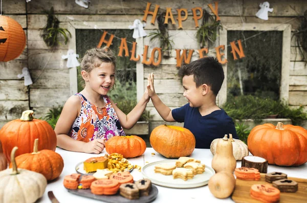 Małe Dzieci Rzeźba Halloween Jack Latarnie — Zdjęcie stockowe