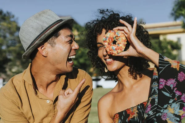 Amigos Divirtiéndose Con Donut — Foto de Stock
